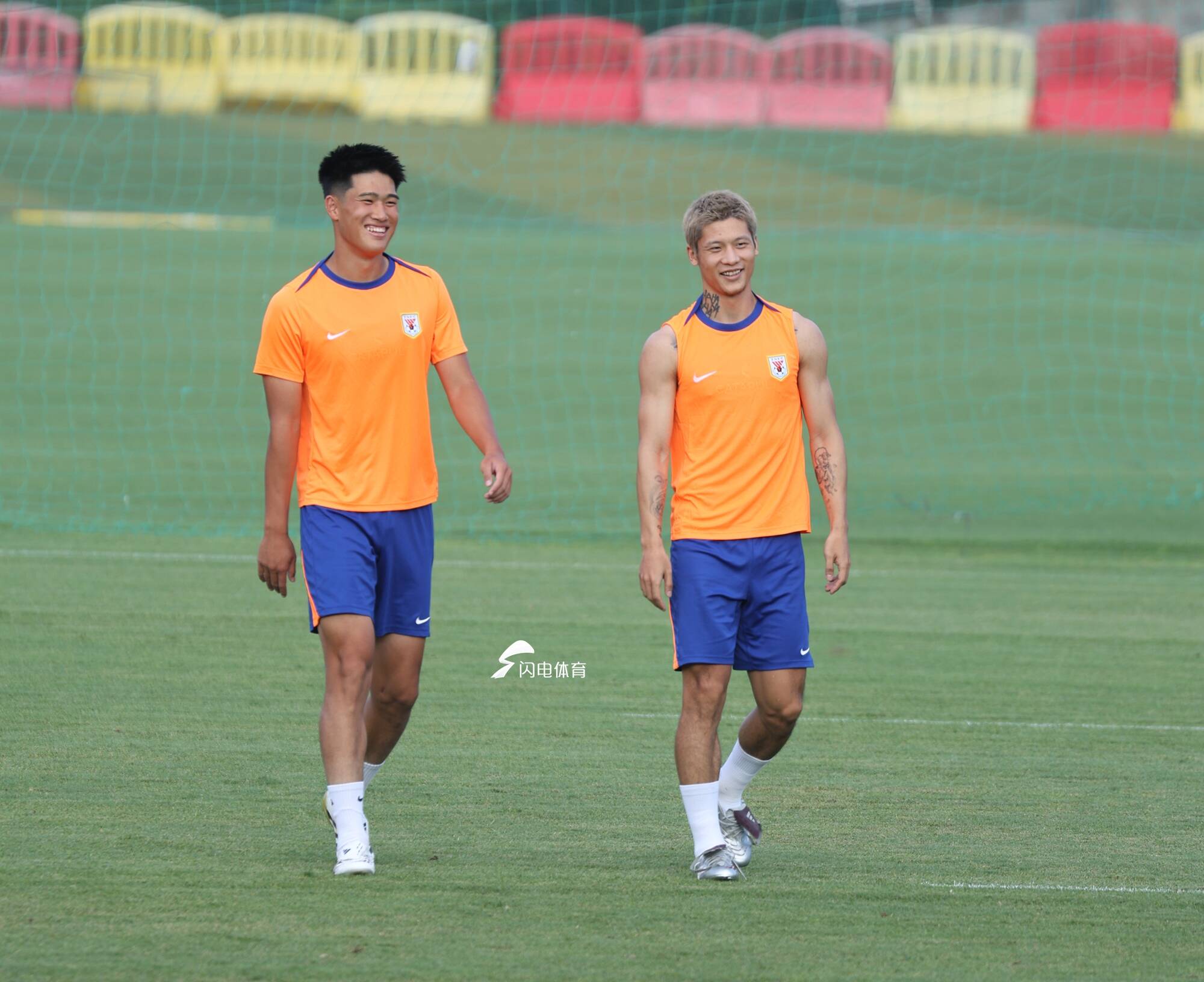 泰山隊球迷開放日，彭嘯隨隊訓練：年輕球員要有拚勁