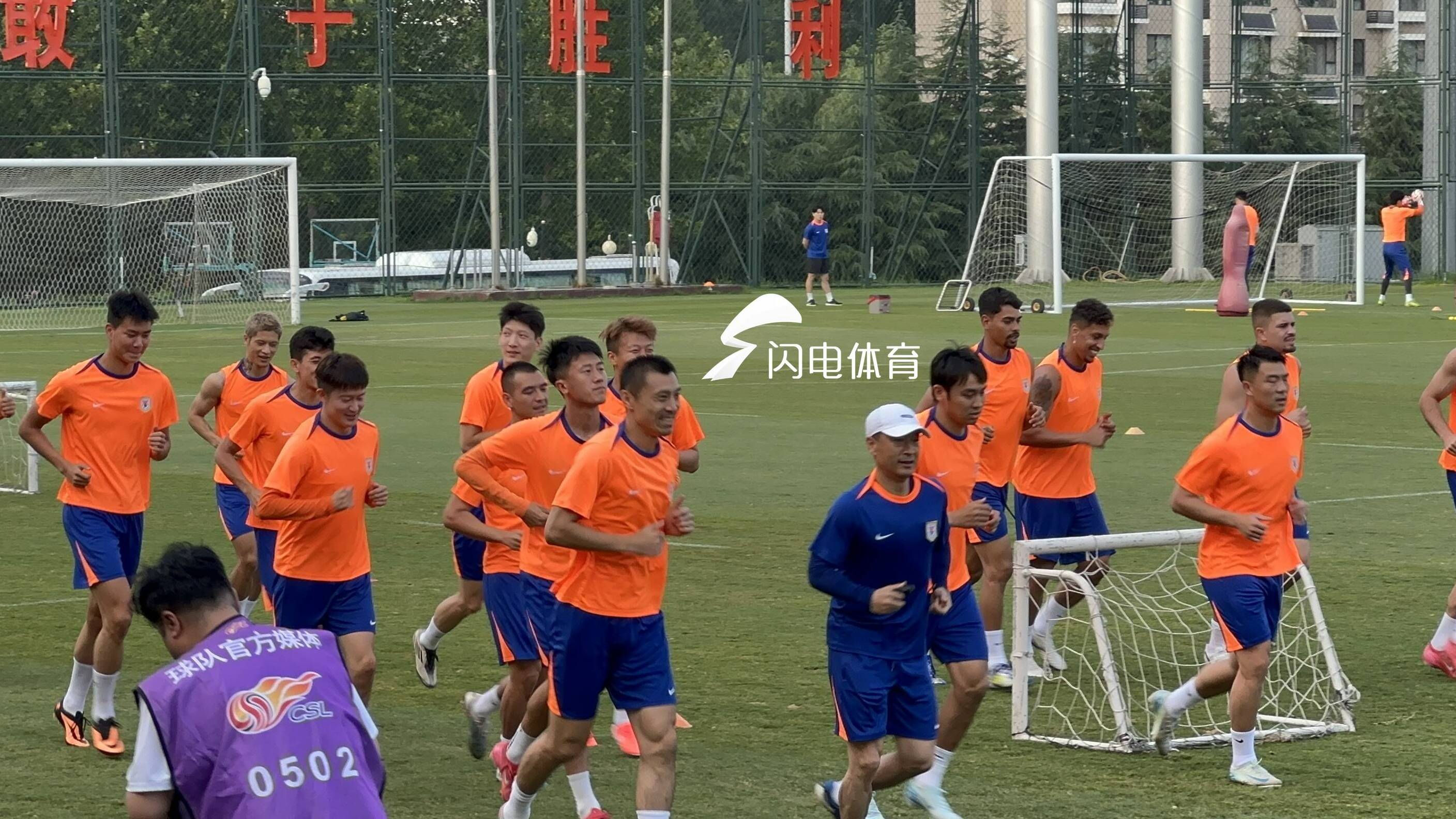 山東泰山足球俱樂部球迷開放日 韓鵬與埃裏克訓練場現身執教