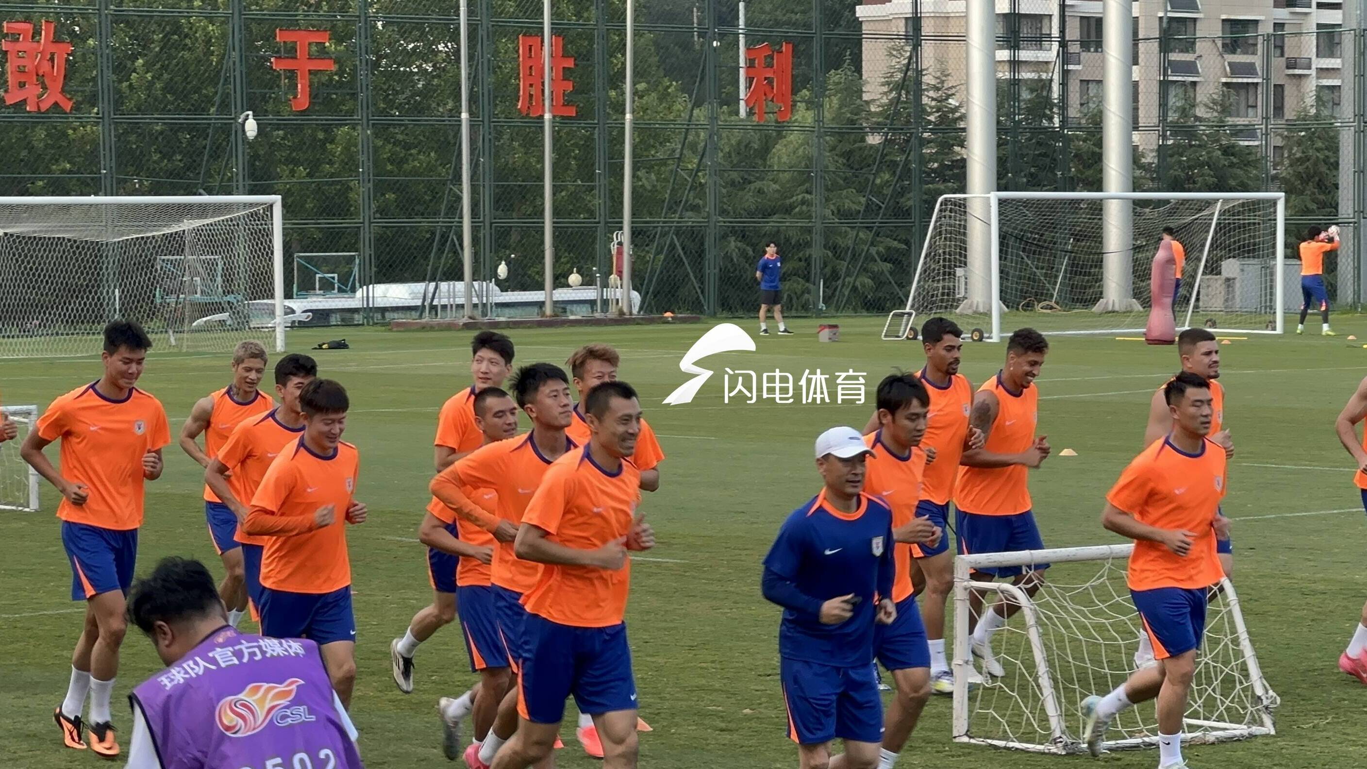 山東泰山球迷開放日來啦 陳蒲與克雷桑甜蜜互動