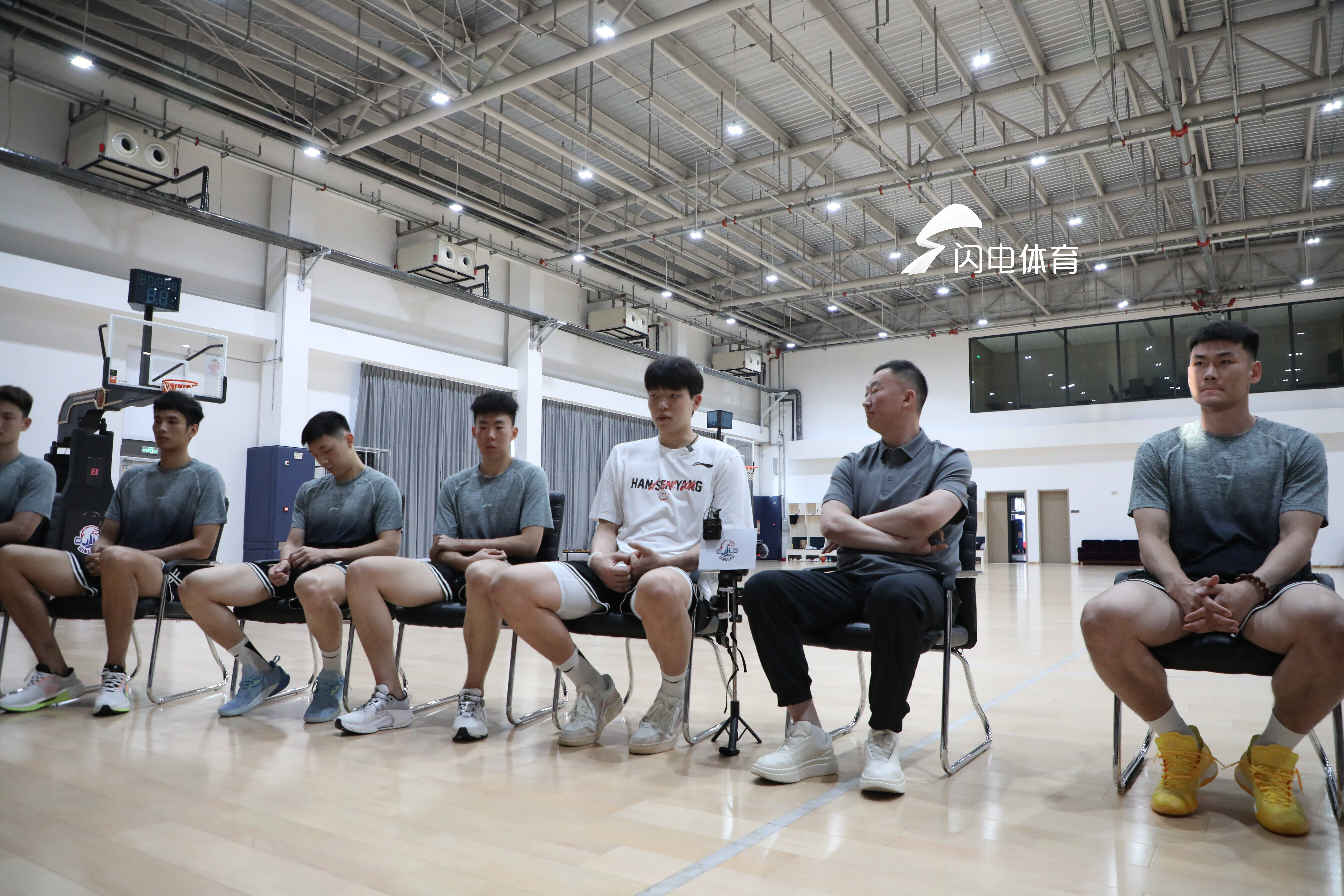 青島男籃球員段昂君接受采訪求助楊瀚森 後者救場逗笑記者