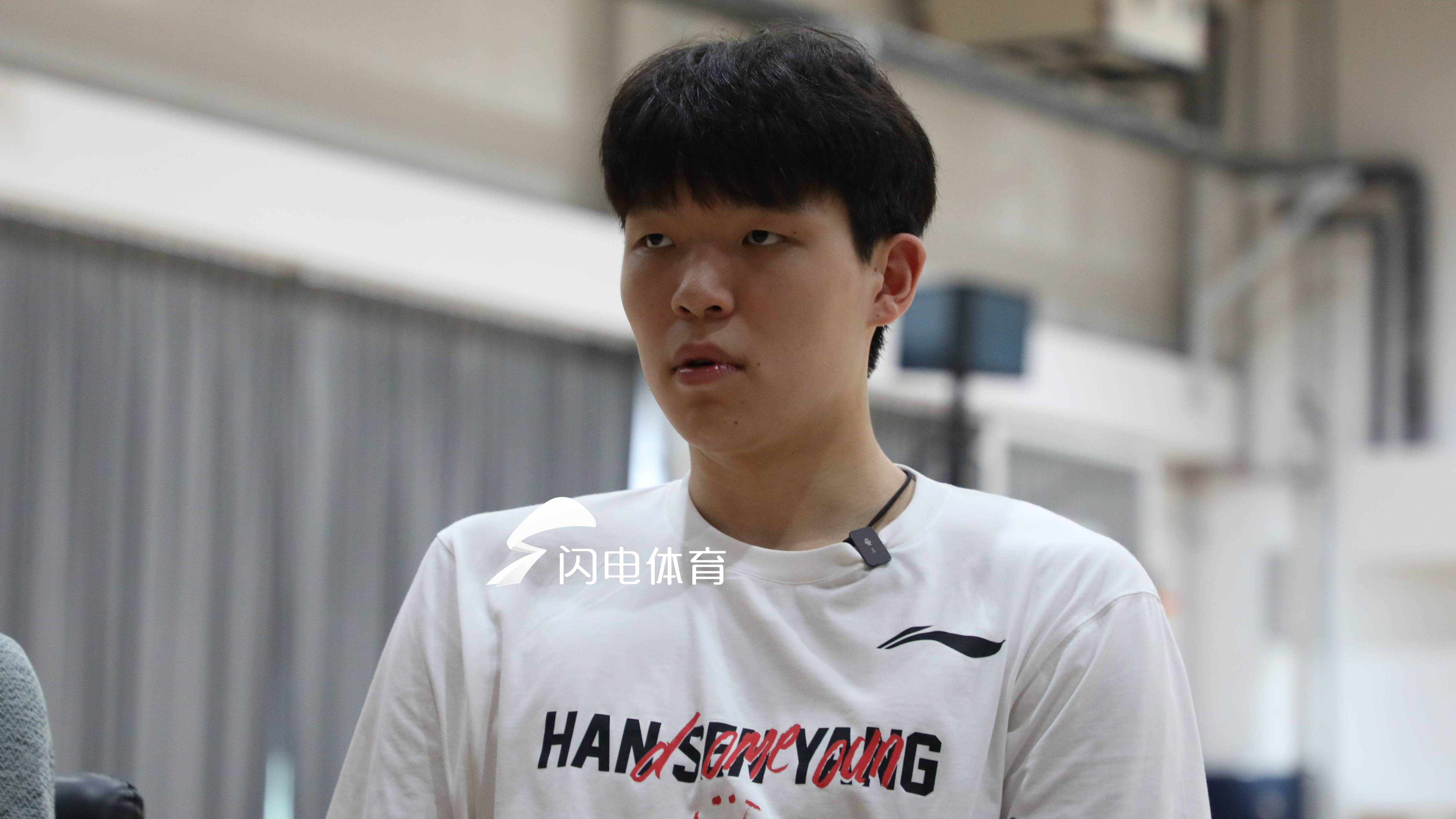 結束後的發布會秒變追星現場 劉維偉在旁邊耐心等待