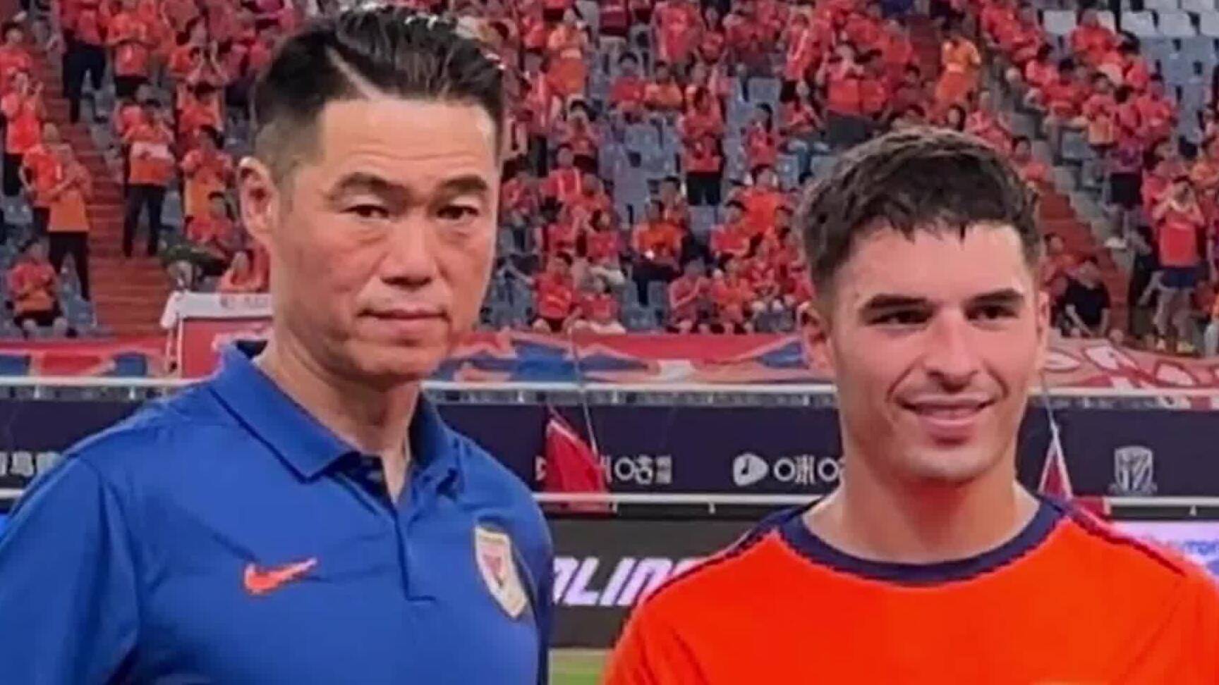 泰山隊主場戰梅州賽前 宿茂臻給新援洛佩斯頒發球衣