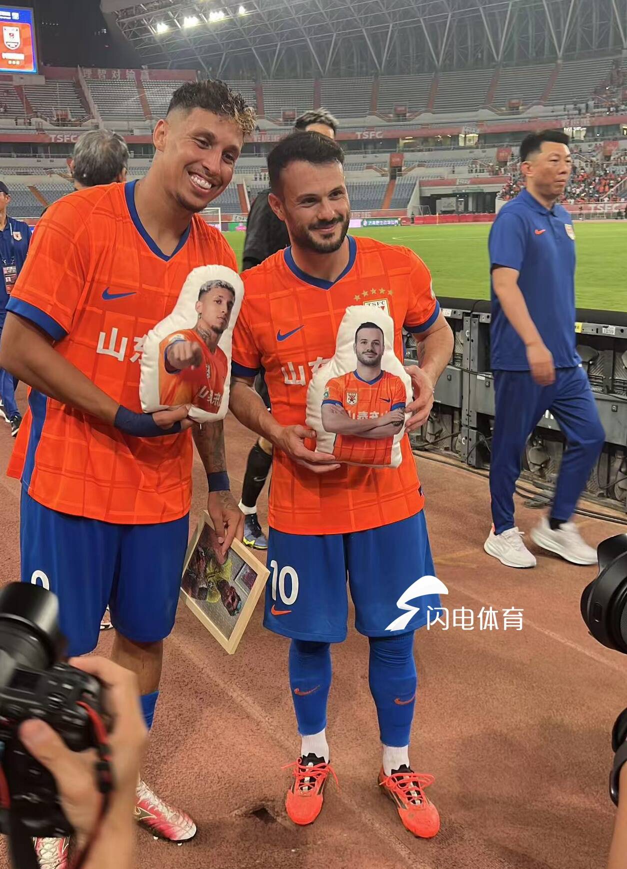 寵溺值直接拉滿了，克雷桑賽後找球迷“進貨”了