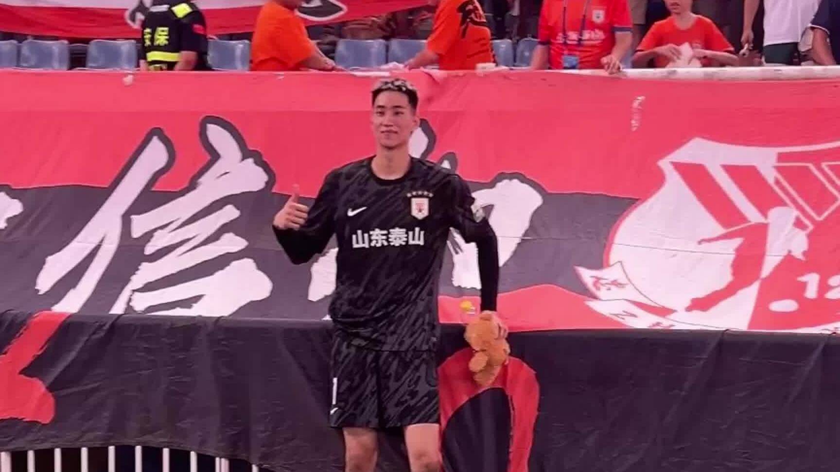 所到之處都有呼喊，於金永與球迷合影搖旗