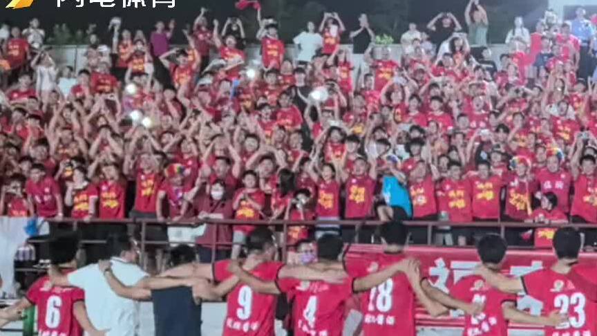 氣氛不比蘇超差！V超現場機甲現身助威，球迷閃光燈點亮夜空