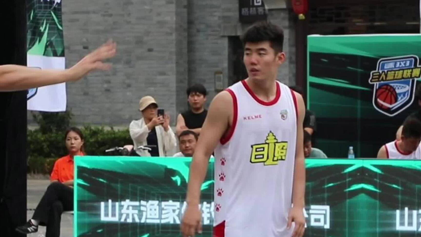 因為熱愛相聚！00後教師征戰山東省三人籃球聯賽