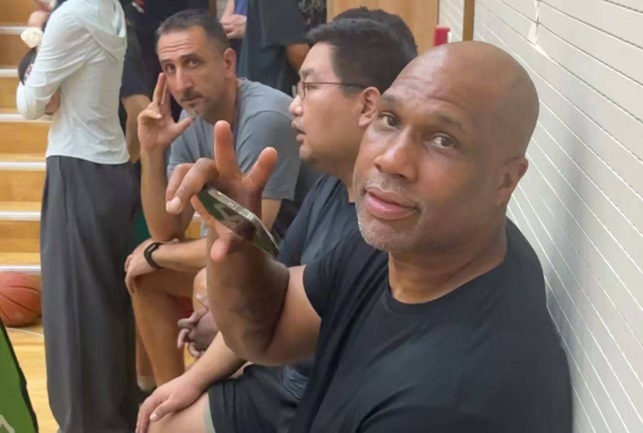 山東省中小學體育聯賽籃球賽初中組季軍戰打響  前山東男籃外援圖科現場觀戰