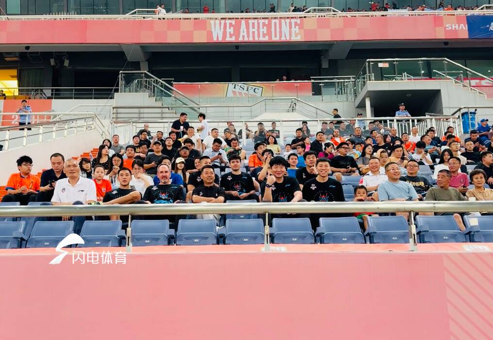 足籃球聯動！山東高速男籃教練組現身泰山隊主場加油