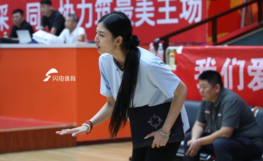 場下溫柔高顏值場上氣場兩米八，李佳佳一詞回應：慈不掌兵