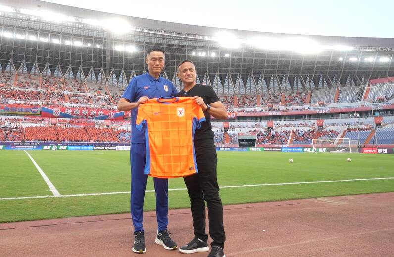 淚目！巴力斯塔“回家”，在球迷的呼喊中激動落淚