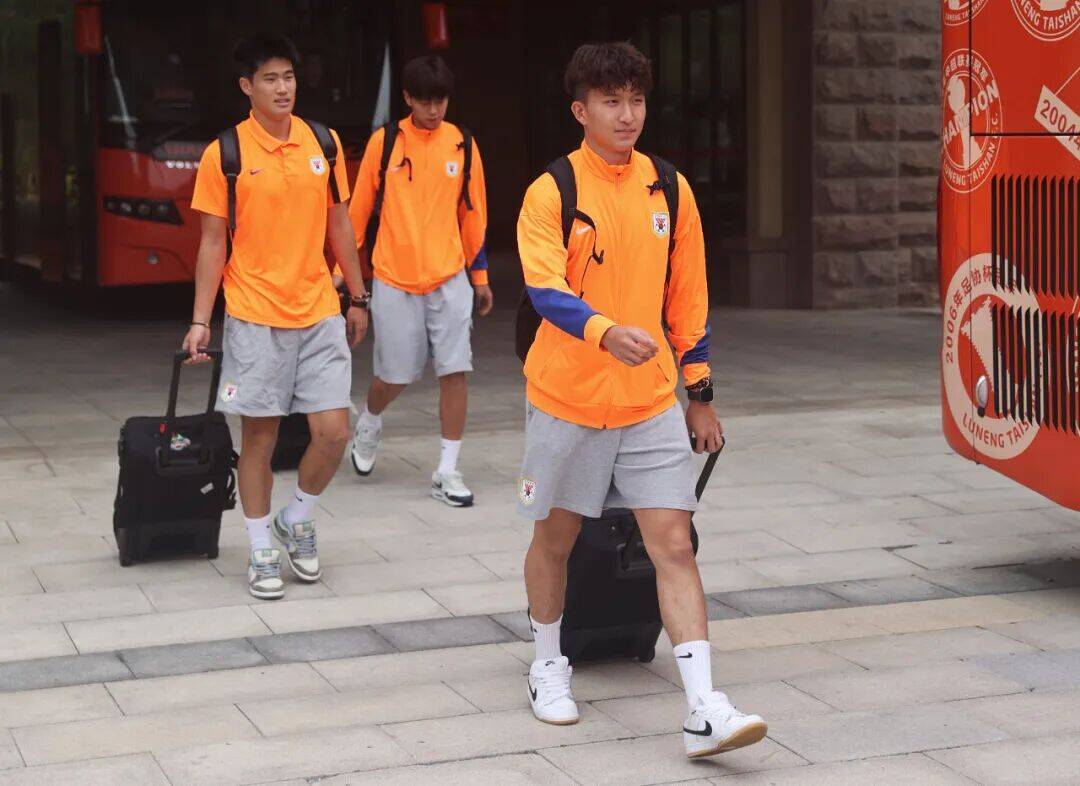 泰山隊出征青島備戰齊魯德比，克雷桑複出四外援隨隊