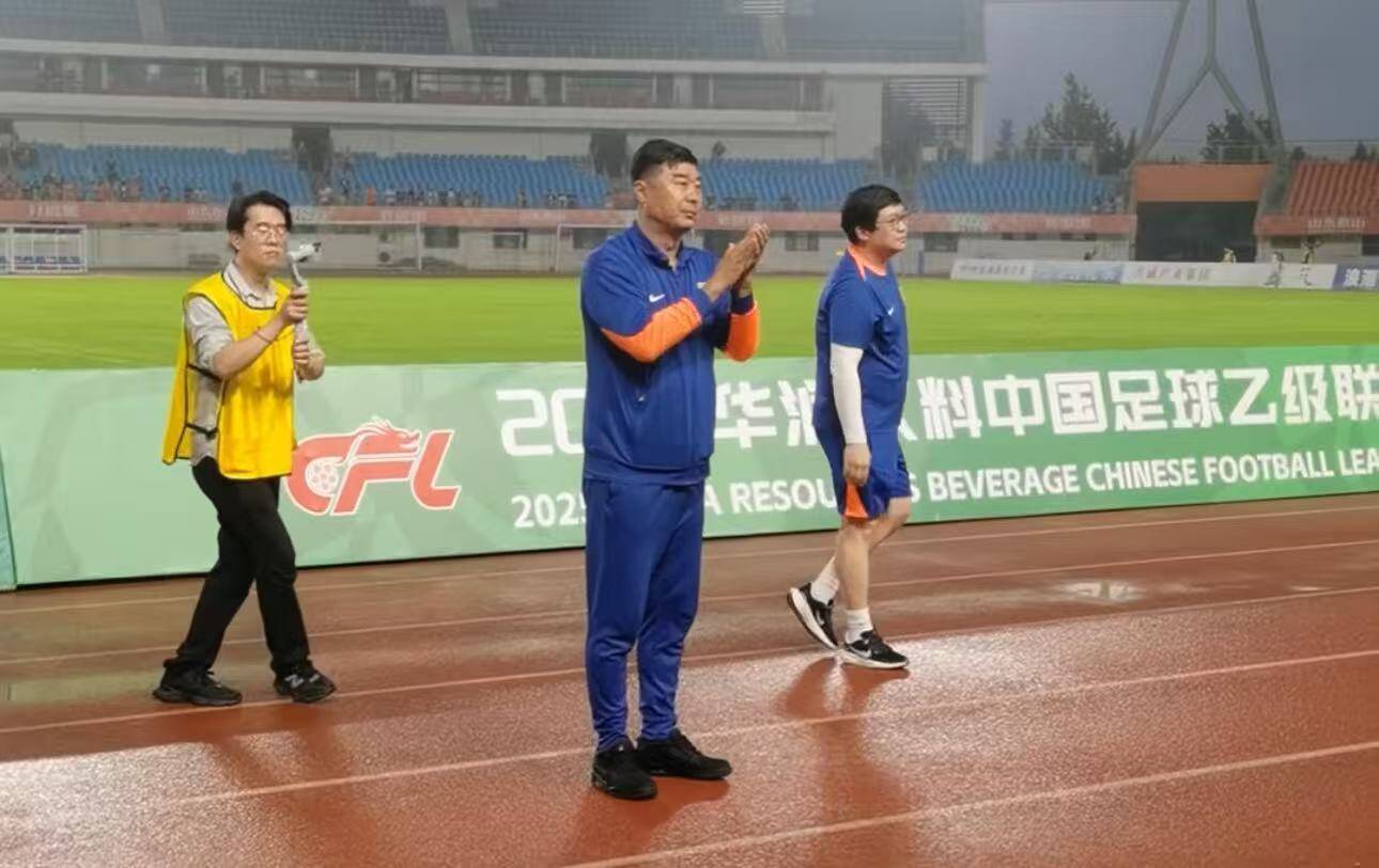 山东泰山B队主场0-0广西恒宸 赛后韩鹏现身与队员一起谢场