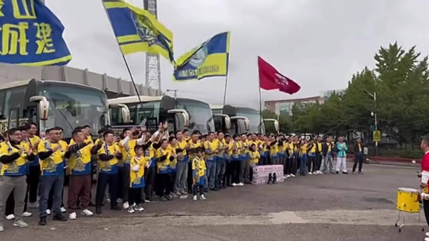 齊魯超賽八強開賽，泰安球迷遠征菏澤為隊加油