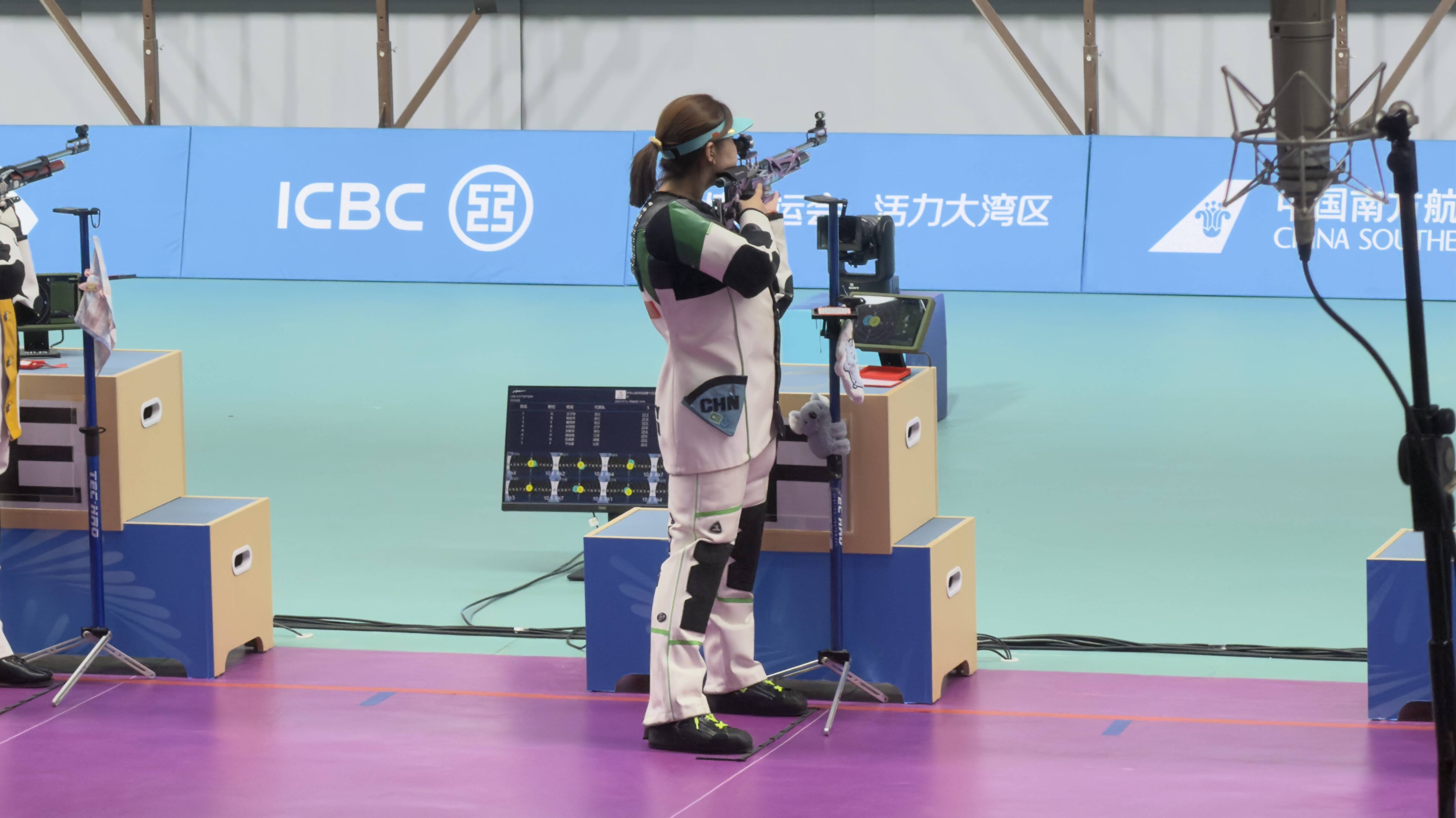 十五運會女子10米氣步槍決賽  參賽選手人手一個毛絨掛件