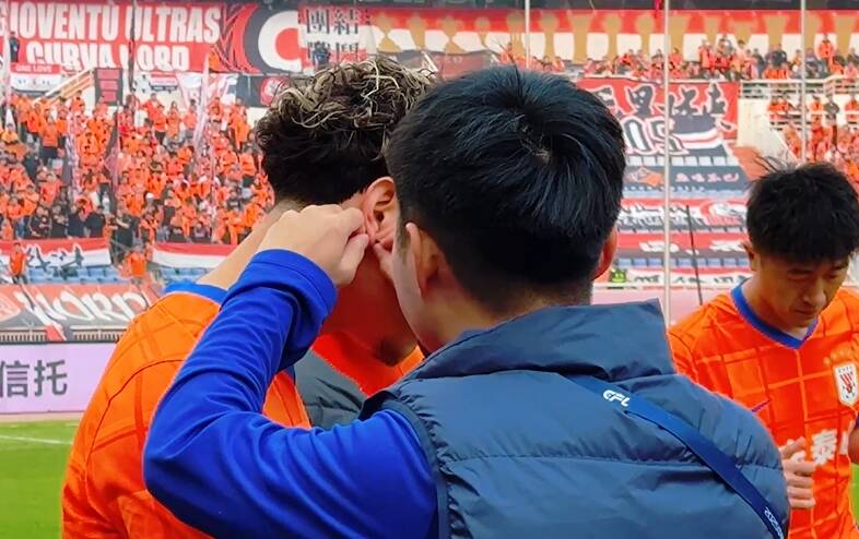 李小恒賽前忘摘耳釘 工作人員匆忙中把耳朵都拽紅了