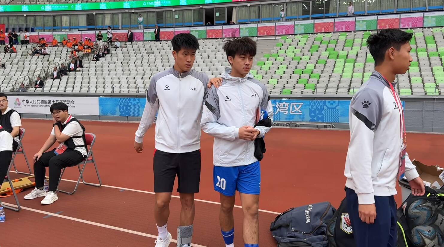 全運會男足U20三四名排位賽 受傷的彭嘯場邊觀戰