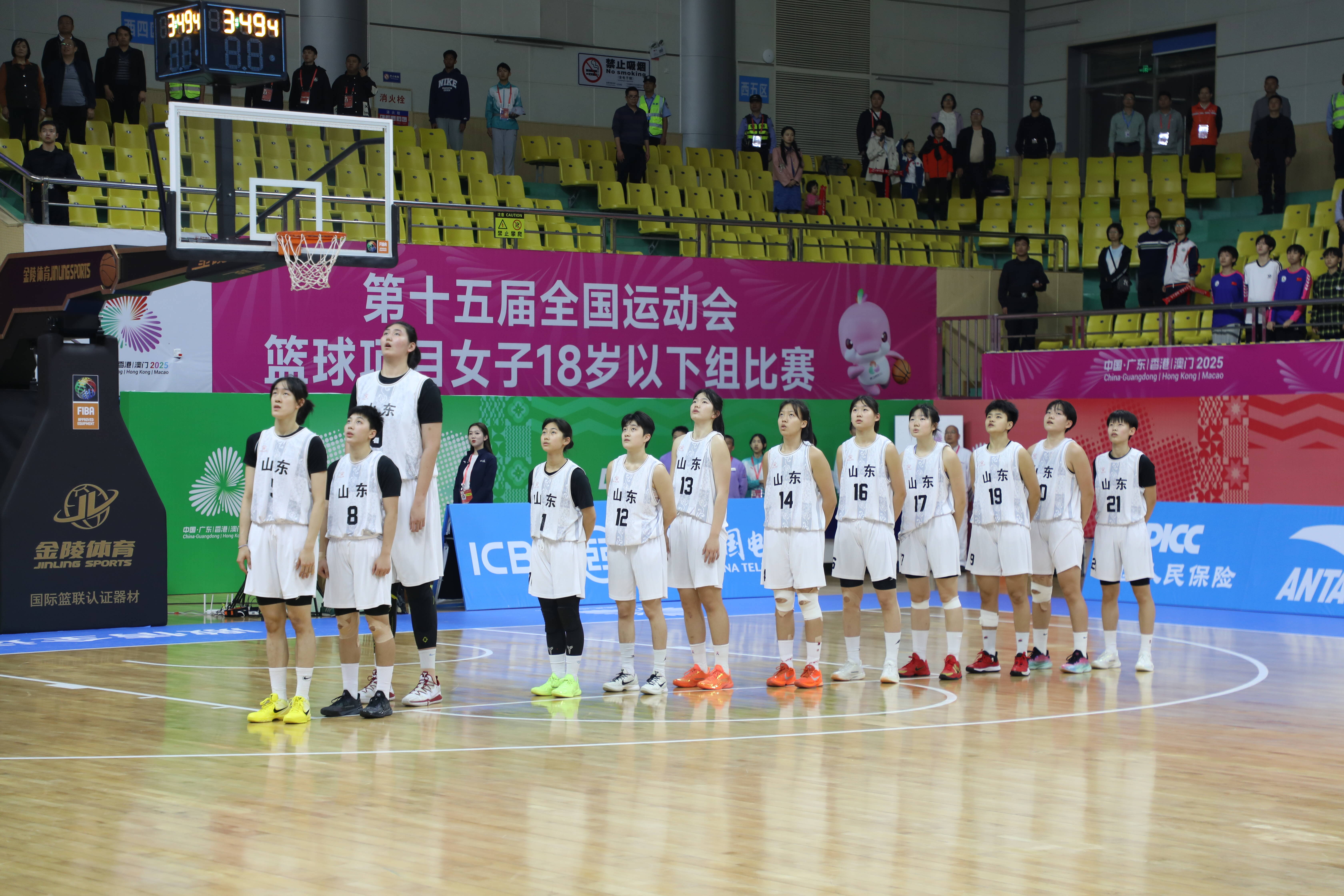 青春加冕！山東U18女籃十五運會奪冠，張子宇給媽媽戴上金牌