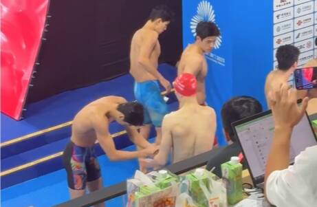 惺惺相惜！張展碩賽後與孫楊、汪順、潘展樂握手致意