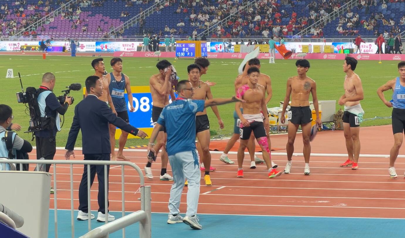 全運會田徑男子十項全能比賽結束 全體運動員亮出肌肉