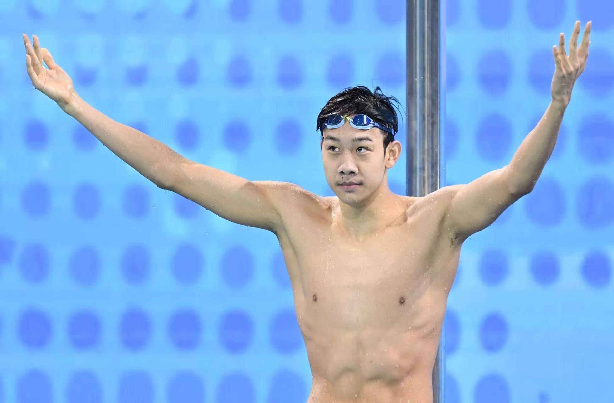 “展”翅高飛“碩”果累累！山東“小孩哥”張展碩五金閃耀泳池，誰與爭鋒