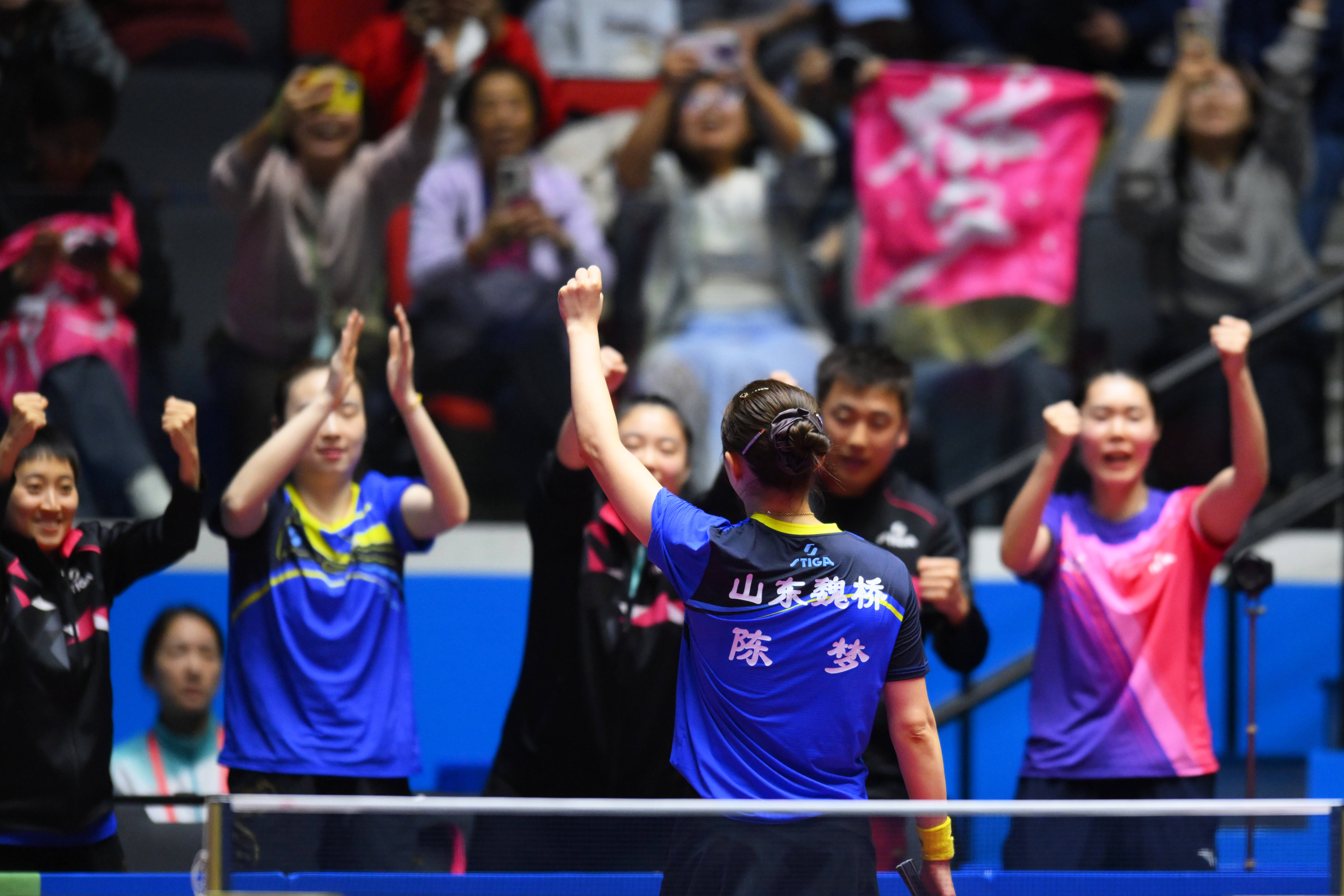 山東隊奪乒乓球女子團體金牌，陳夢與範思琦相擁淚灑賽場