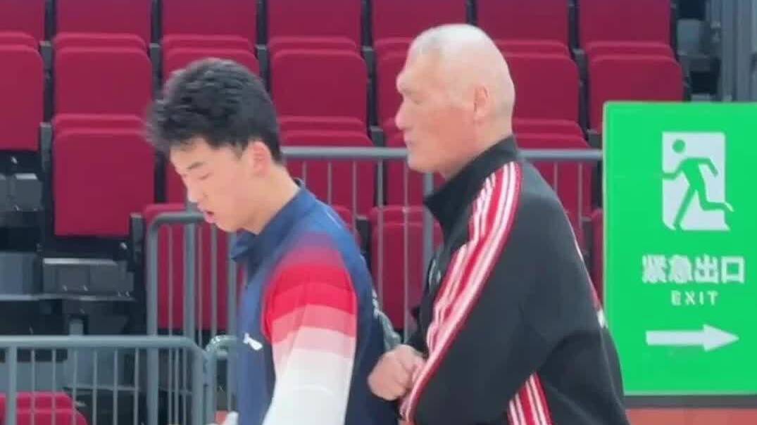山东高速男篮小课堂：纪民尚亲自指导小将赵浩然