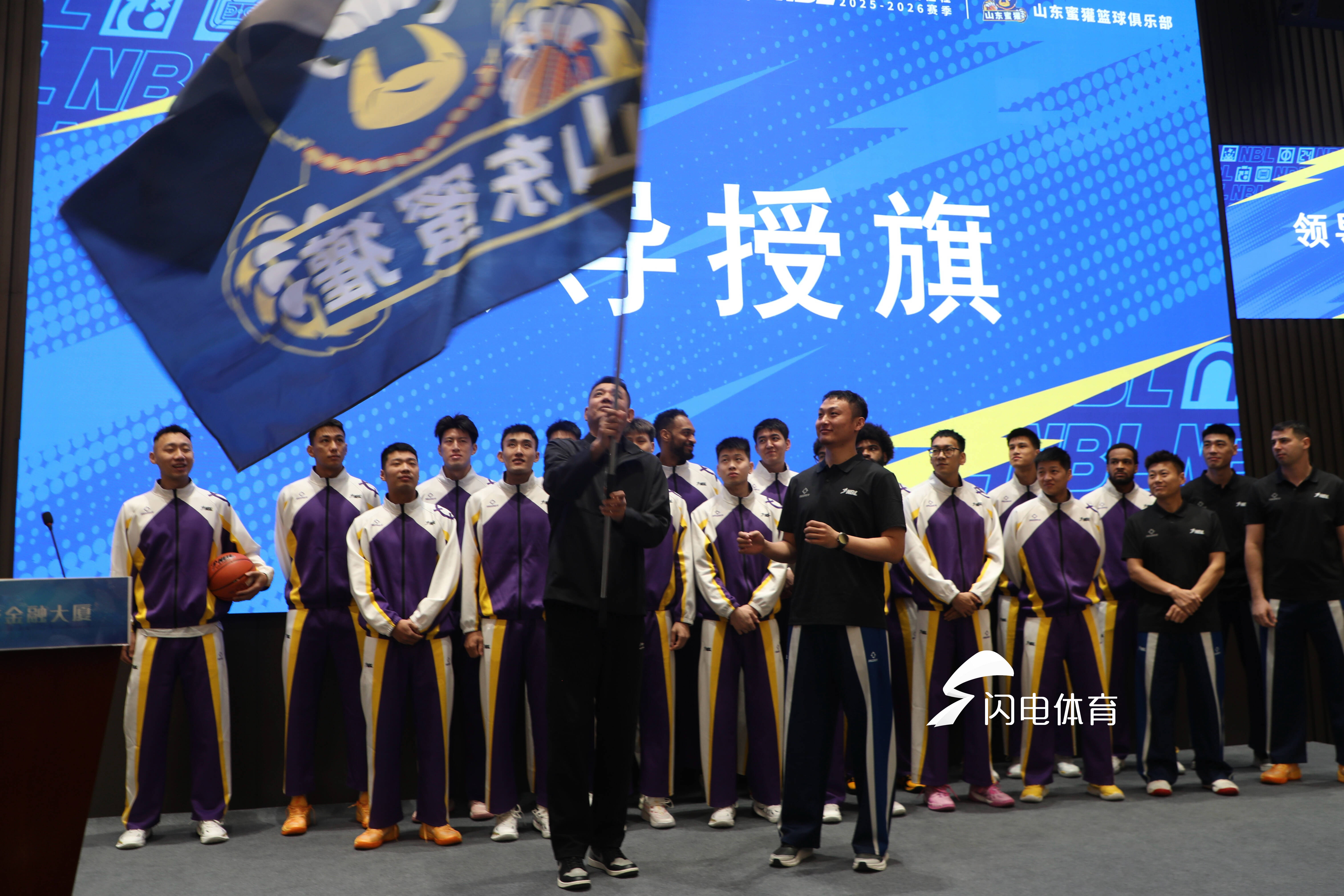 恩師授旗，新帥出征！王汝恒從鞏曉彬手中接過山東蜜獾NBL戰旗