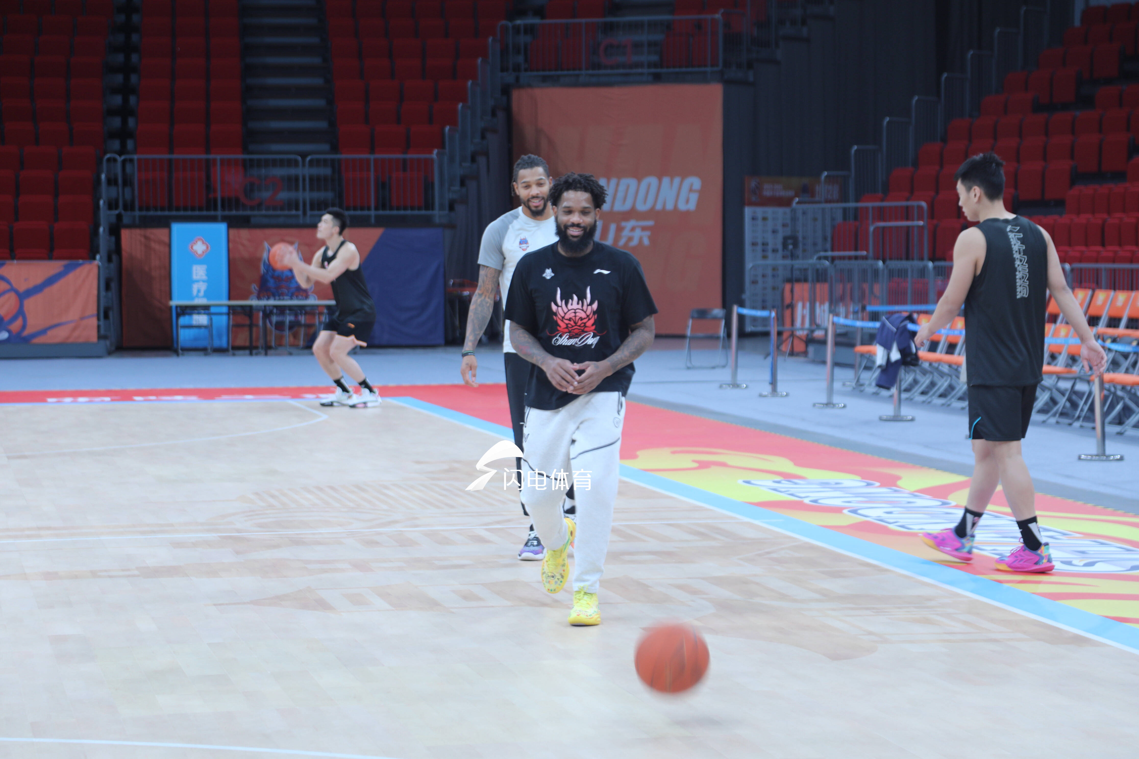 山东高速男篮今晚迎战深圳 赛前训练纪民尚鼓励鲍威尔