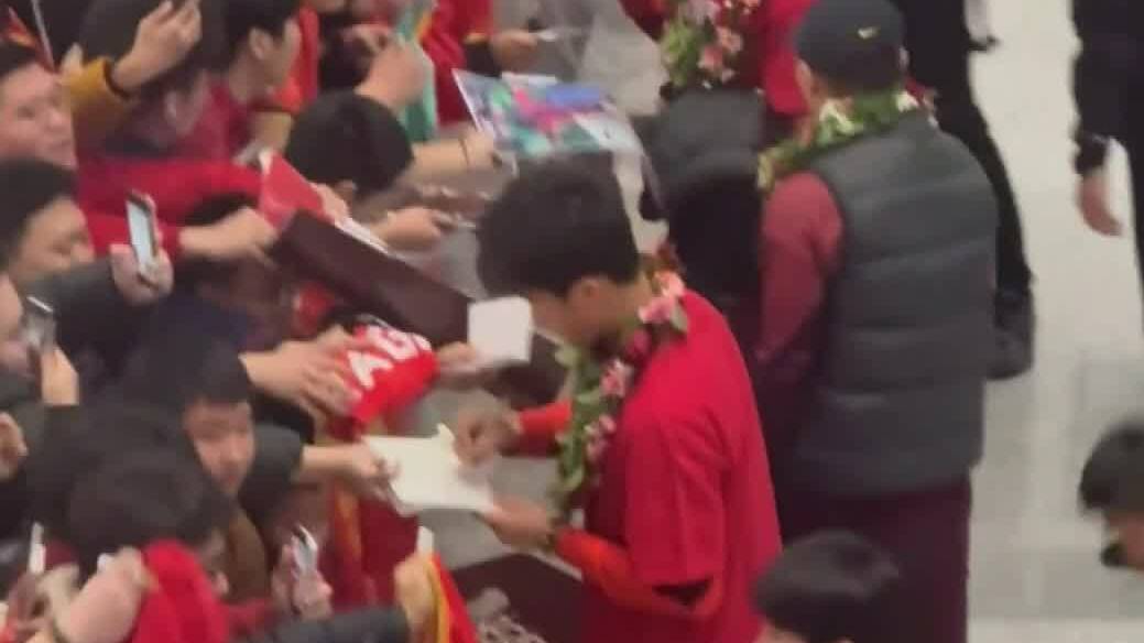 U23国足飞抵北京 大批球迷现场迎接