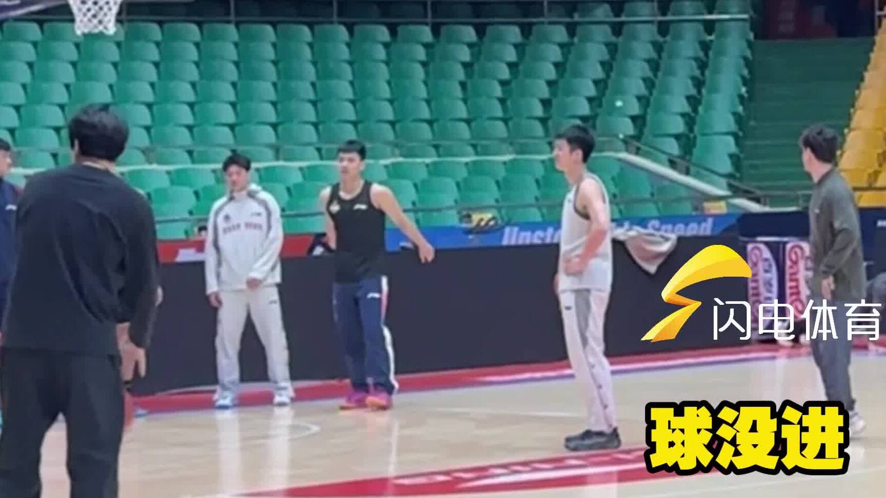 山东高速男篮主场迎战广州 赛前高诗岩与鲍威尔比拼三分