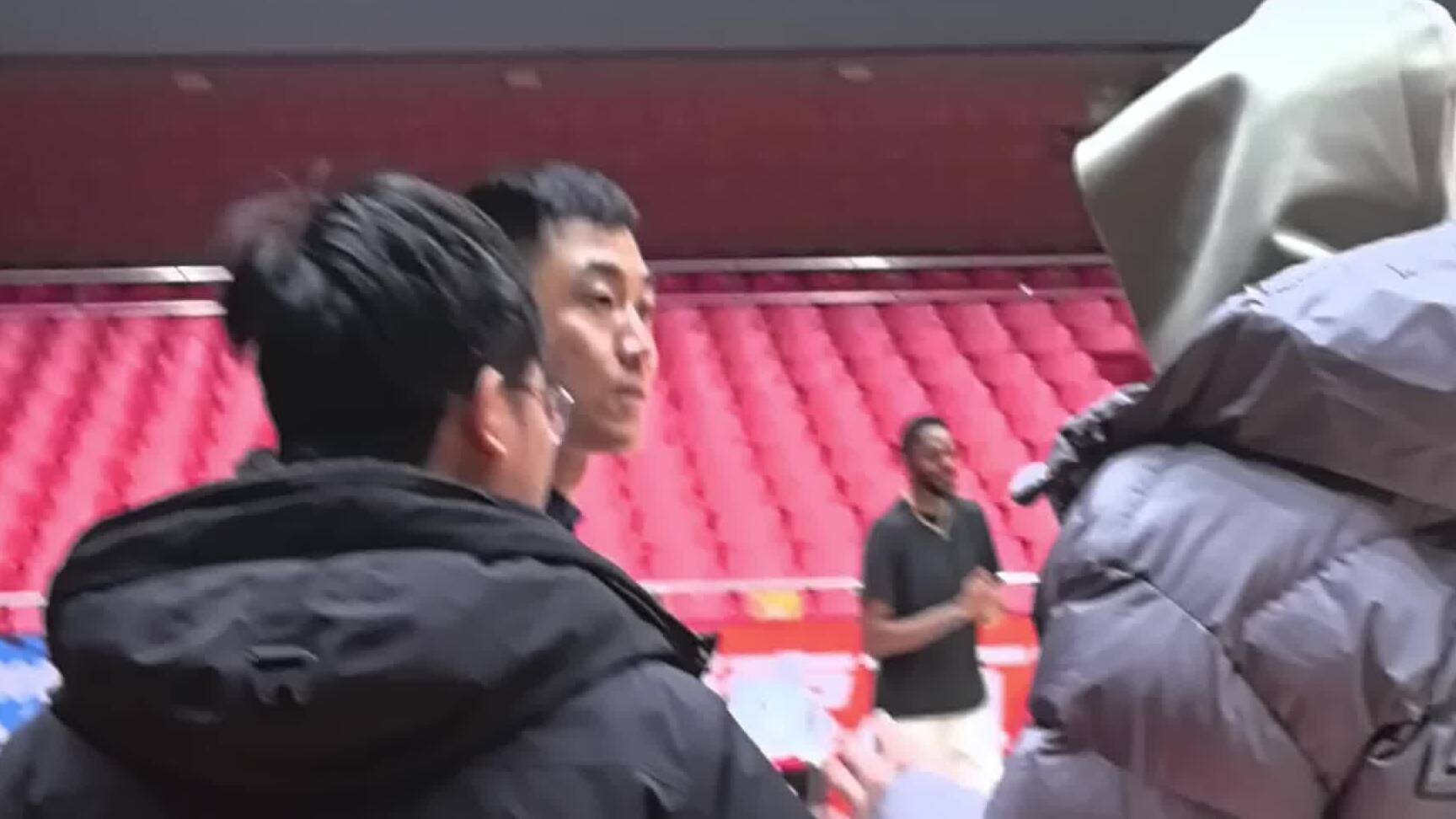 山东高速男篮主场迎战广州 赛前两队叙旧