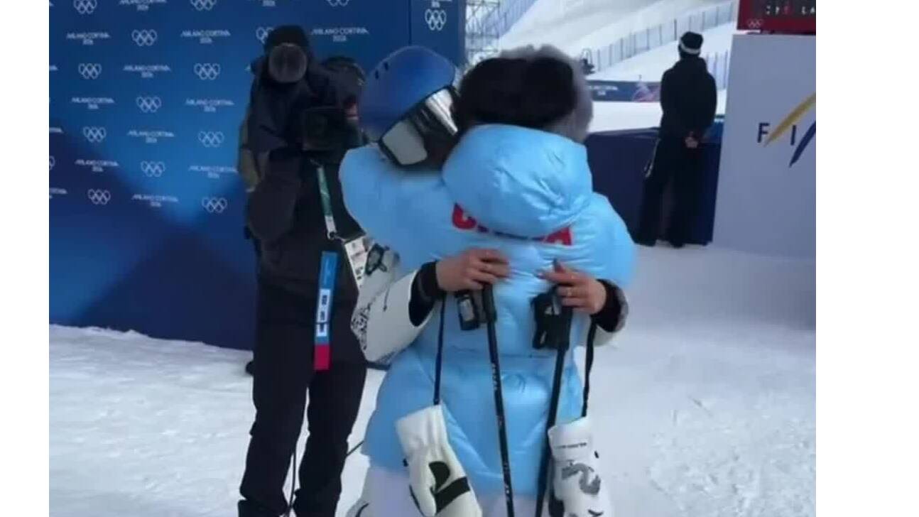 米兰冬奥会摘银后卸下压力，谷爱凌扑进妈妈怀里泪崩