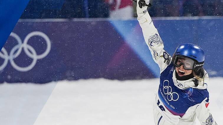 谷爱凌自由式滑雪女子大跳台摘银 赛后给大家拜年啦