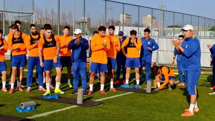 山东泰山开启第三阶段冬训 球队为阿尔瓦罗举行欢迎仪式