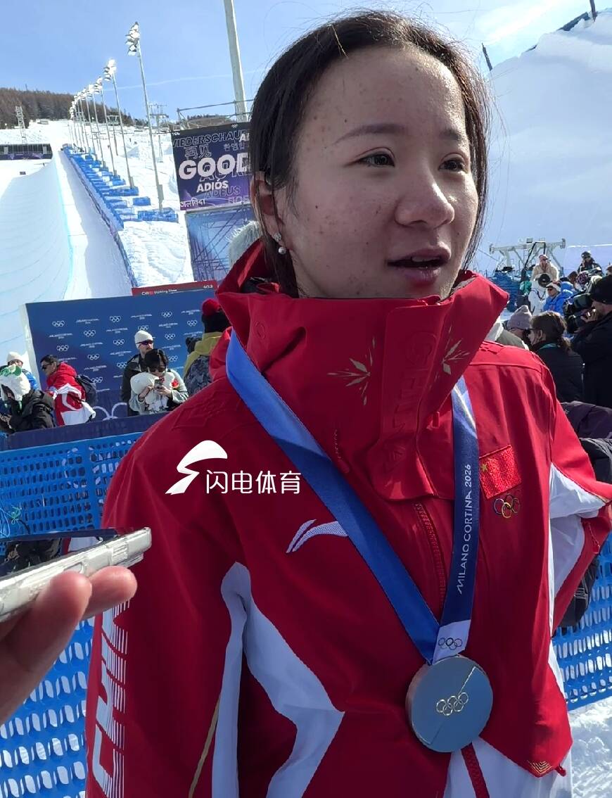 这波打满分!米兰冬奥会摘银,山东选手李方慧给全国人民送祝福