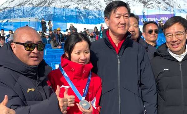 山东运动员李方慧冬奥会摘银 体育总局局长高志丹赛后予以鼓励