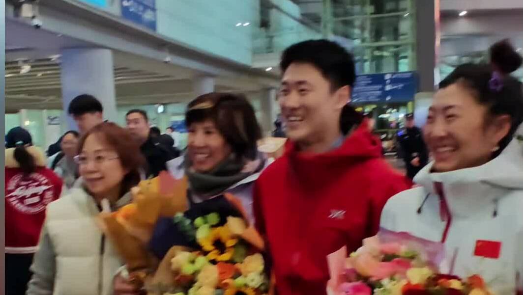 冬奥健儿抵达北京 徐梦桃受追捧