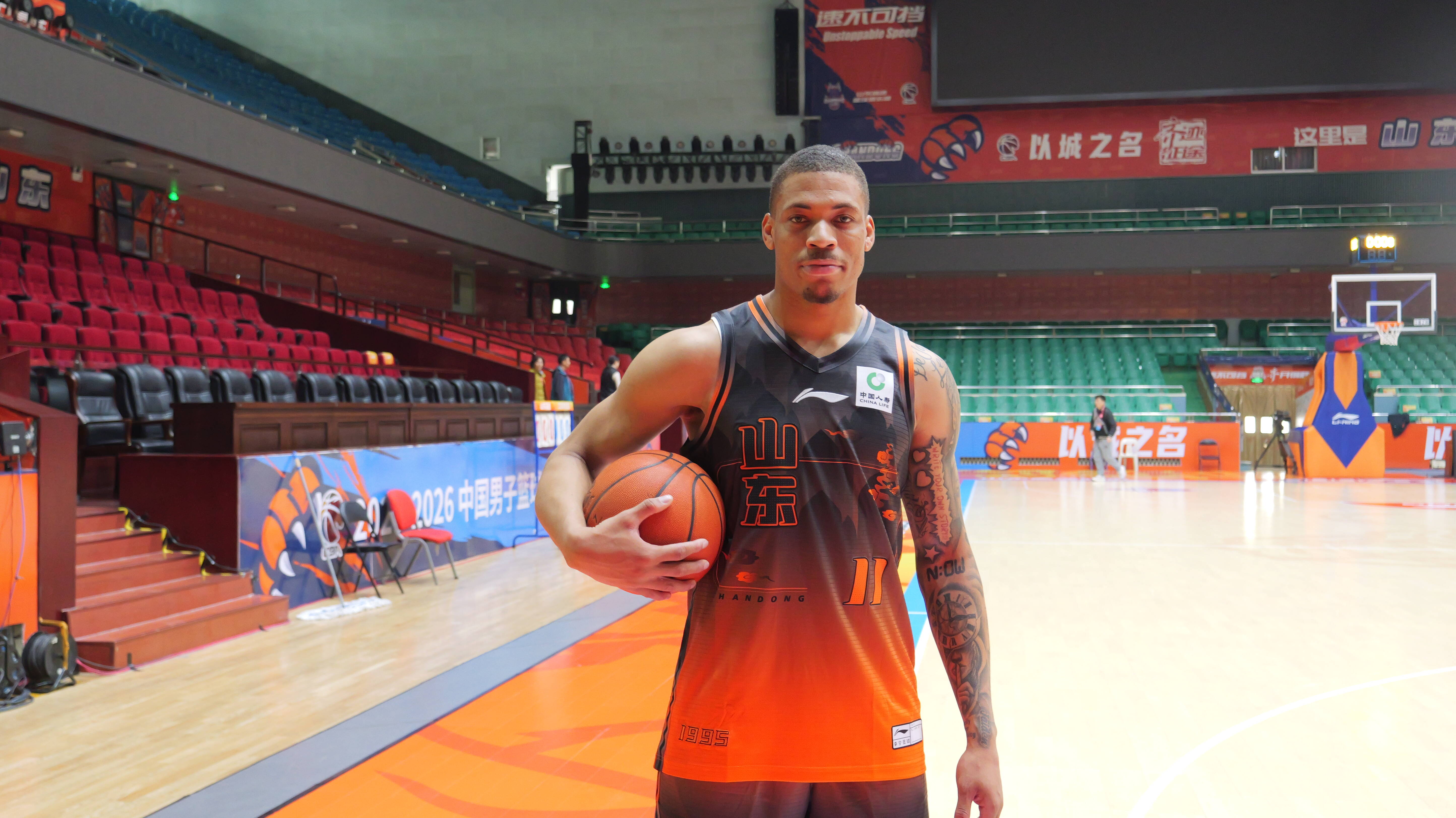 新援约翰逊参与高速男篮赛前训练 邱彪：希望他打出血性