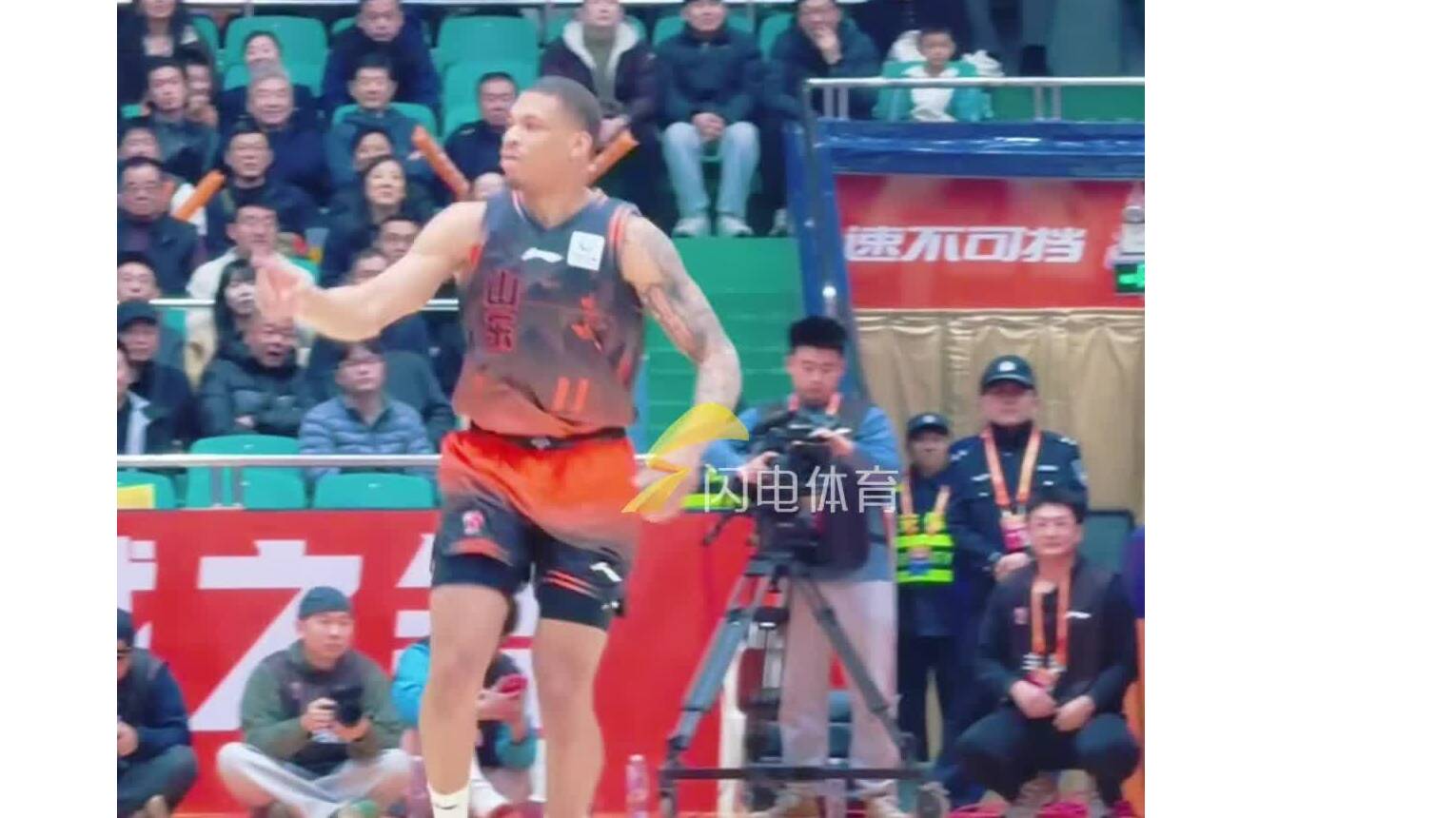 山东高速男篮第二阶段首场比赛，新外援约翰逊登场，首分来了