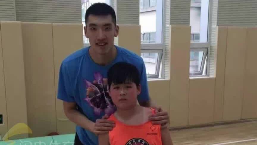 山东小伙陈家政直言想和偶像陶汉林对位 手机里还有十年前合影