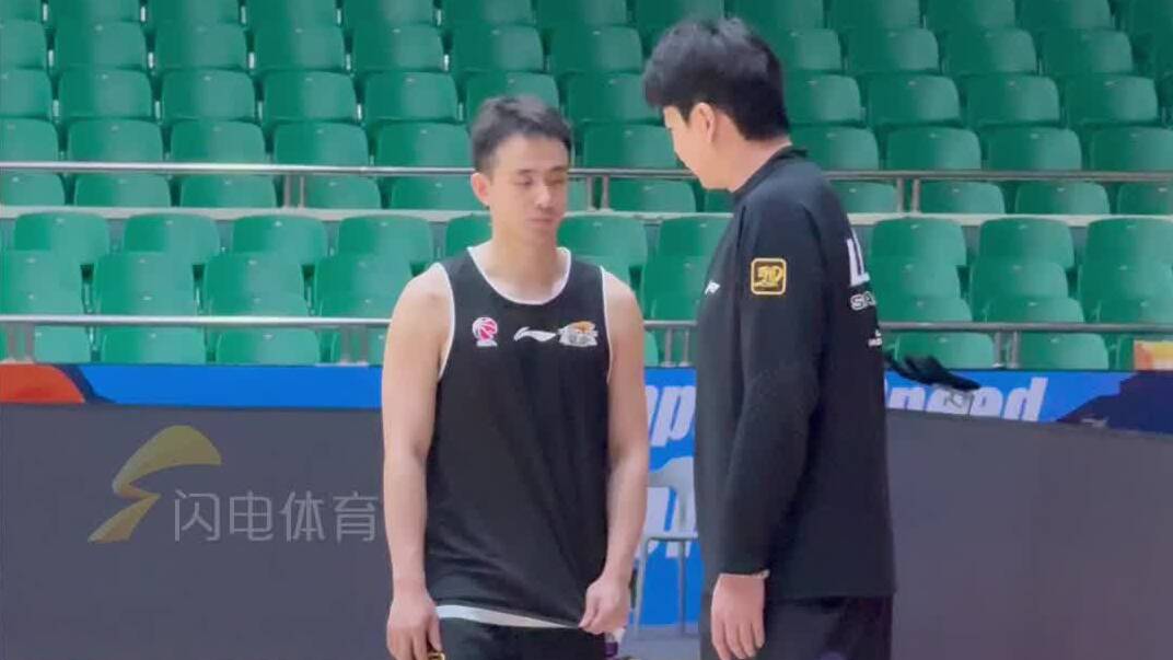 山东高速男篮主场对战辽篮 赛前双方上演老友见面