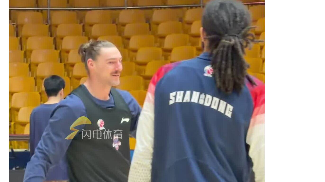 山东高速男篮今晚迎战辽宁，赛前球员整活，约翰斯唱起泰山队战歌