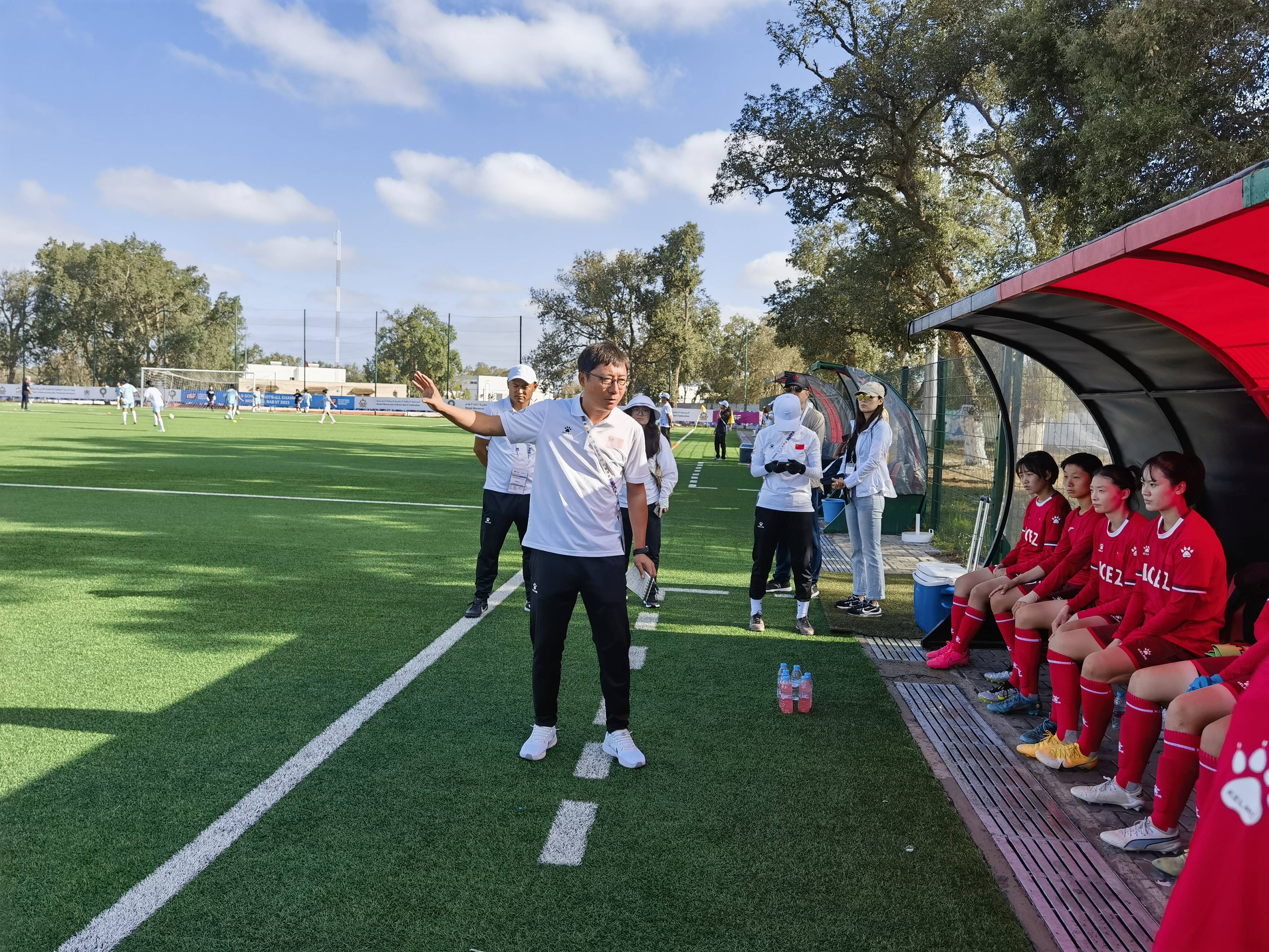 评论丨最美教师筑梦校园足球