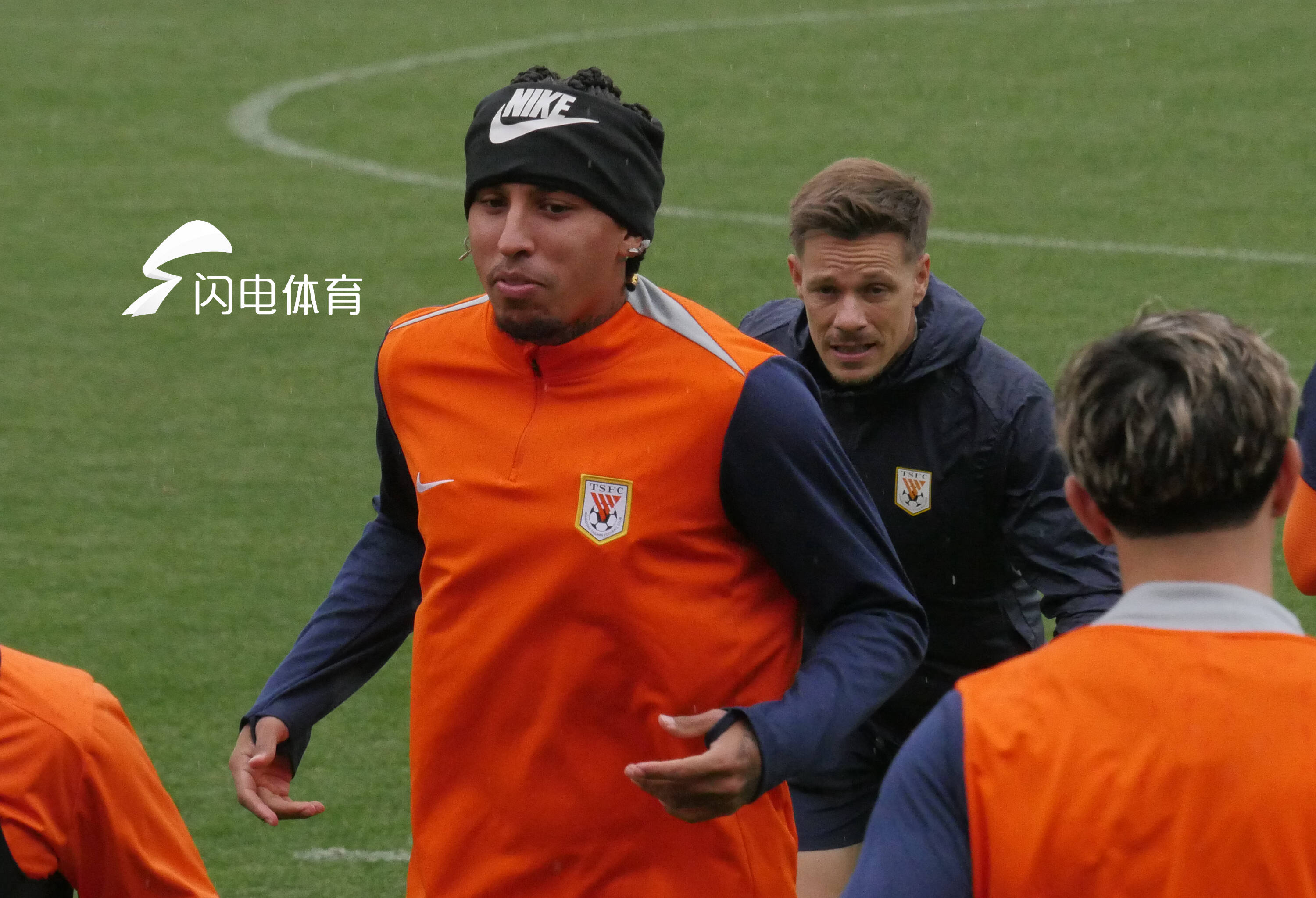 山东泰山主场迎战上海海港，克雷桑、刘洋回归训练