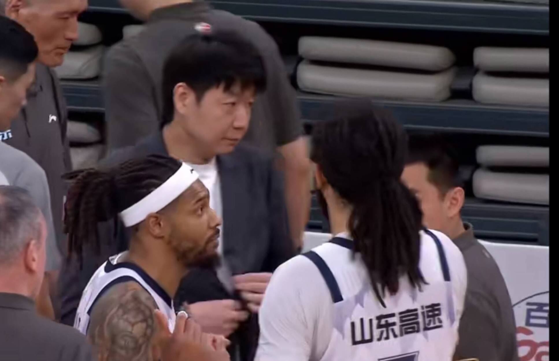 克里斯轰23分10篮板 山东高速男篮103-95力克深圳止连败