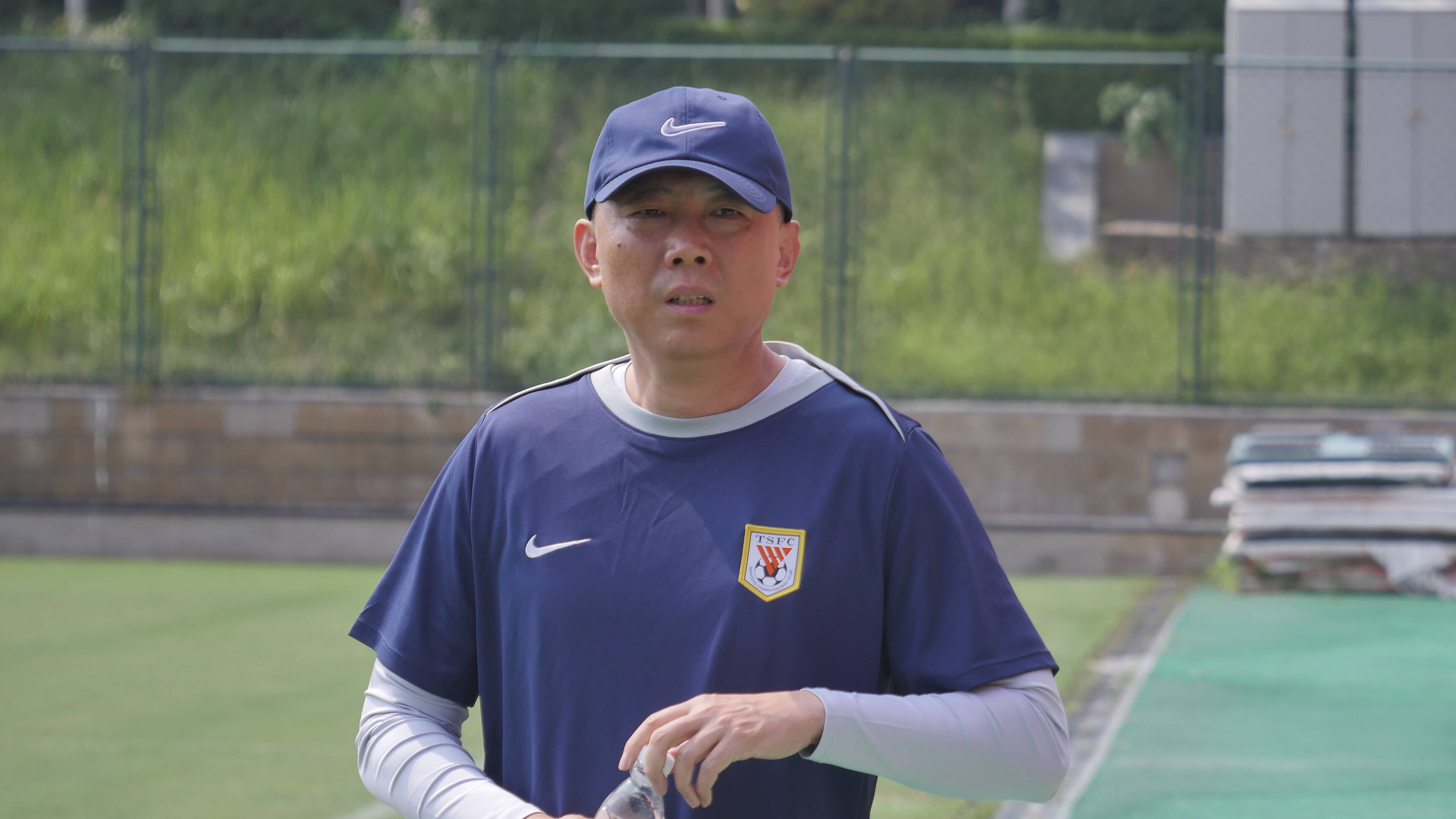 细节满分 唐田与球迷互动前摘下帽子