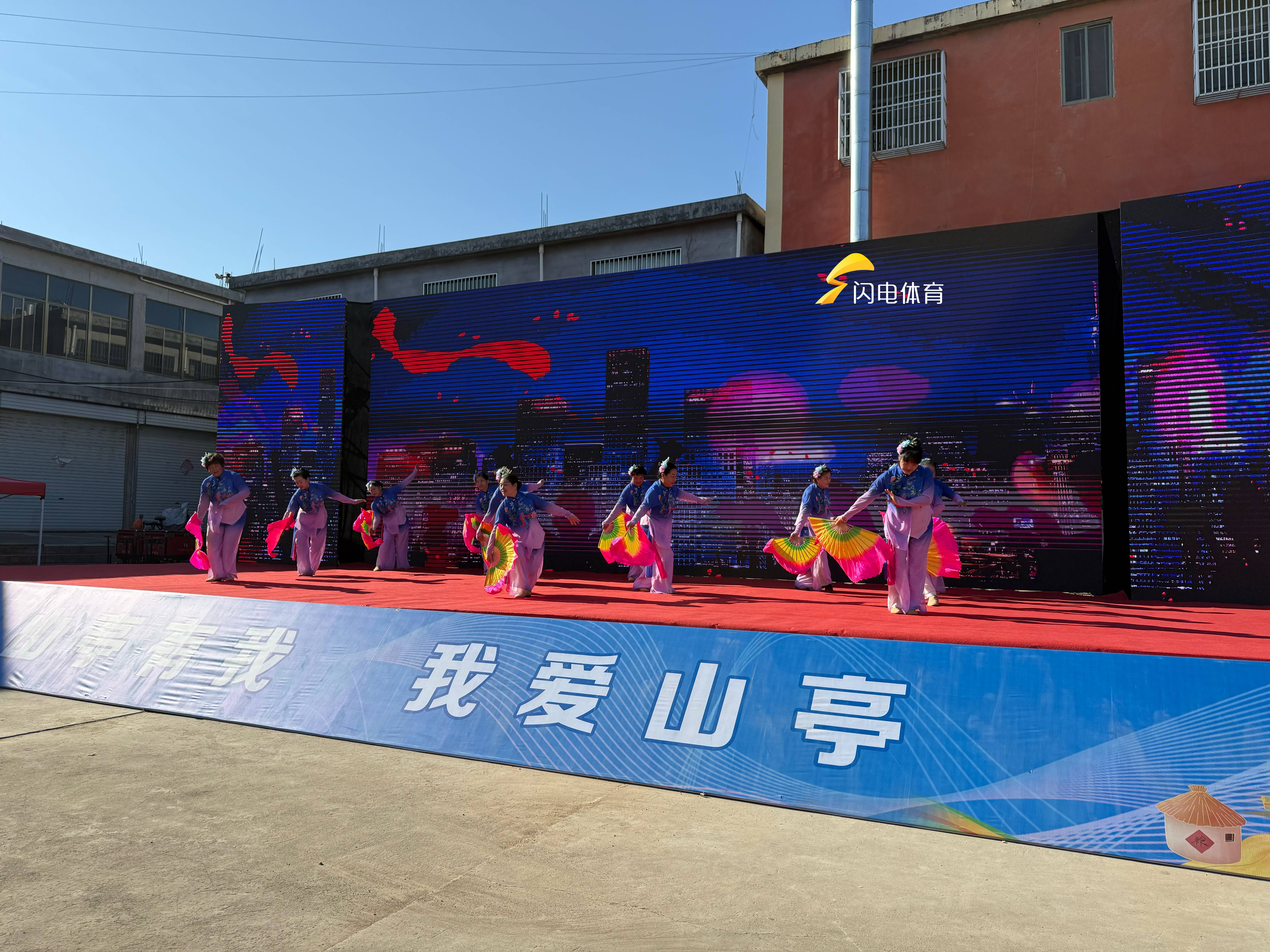 运动迎丰收农趣竞技乐翻天!“好运山东”社区运动会示范活动走进枣庄(图1)