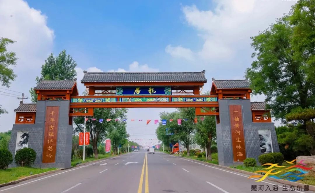 顺着兴龙路笔直前进,就能看到装扮一新的龙居湖广场.