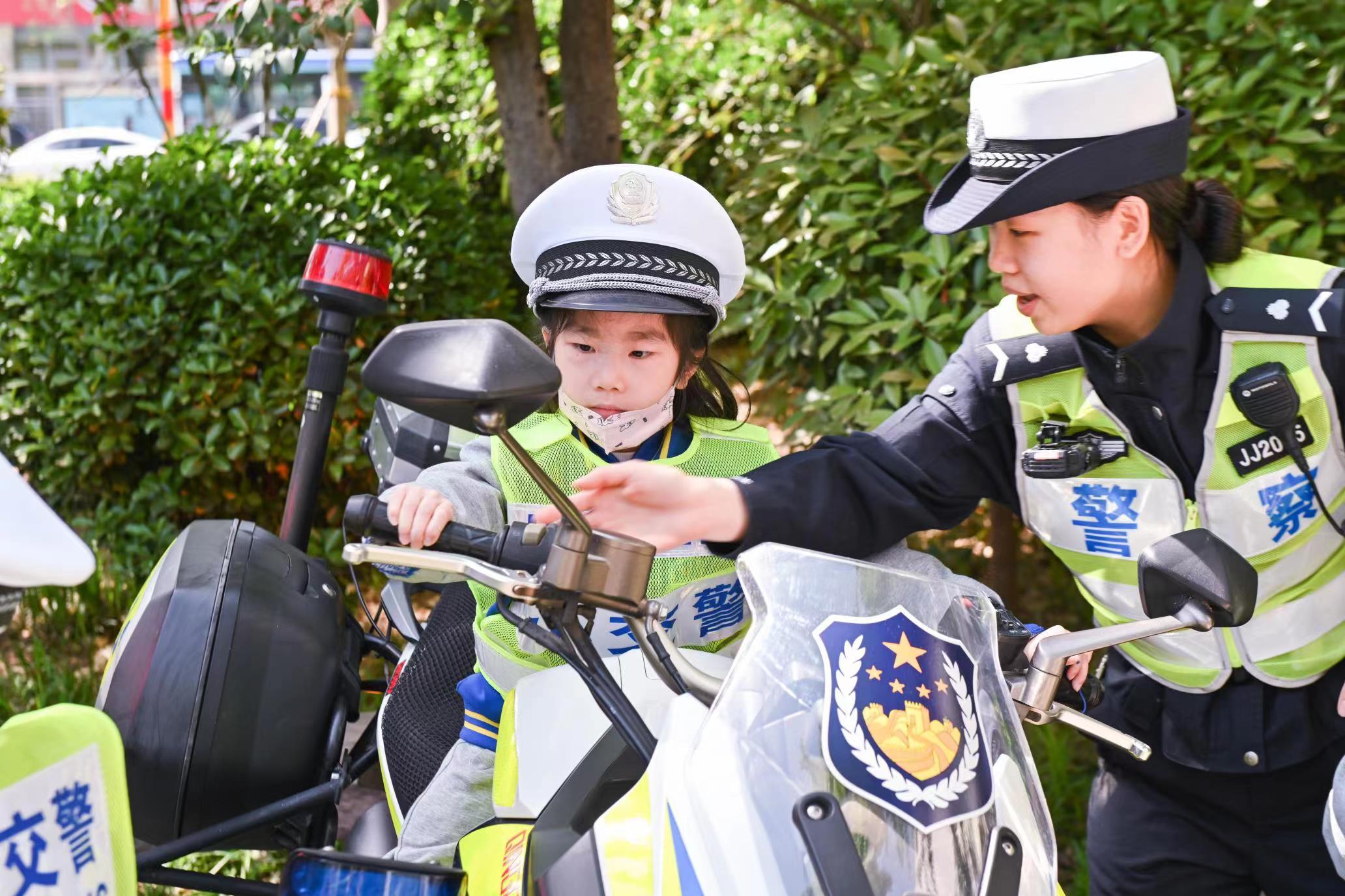 济南交警举办我是小交警职业体验主题活动