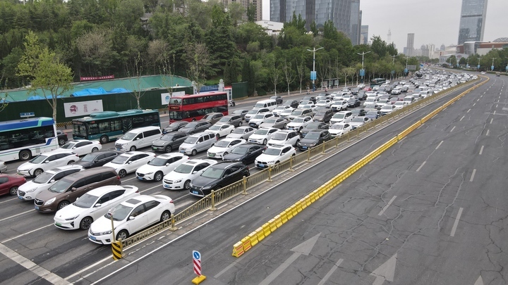 济南潮汐作业拉链车出动缓解交通拥堵